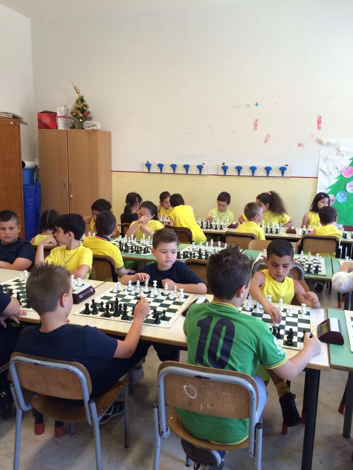 partita di scacchi con gli alunni